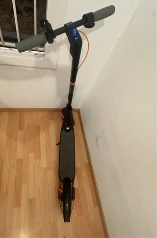 Patinete eléctrico con cargador