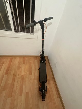 Patinete eléctrico con cargador