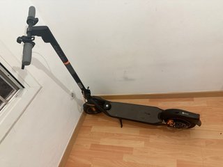 Patinete eléctrico con cargador