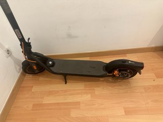 Patinete eléctrico con cargador
