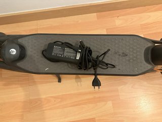 Patinete eléctrico con cargador