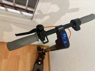 Patinete eléctrico con cargador