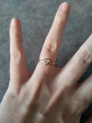 Anillo dorado con tres piedras