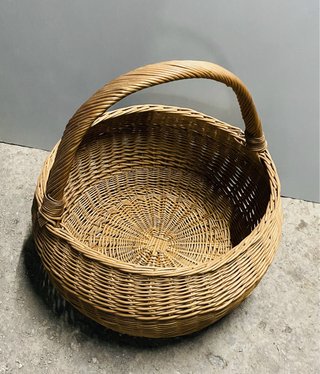 Cesta de mimbre grande con asa
