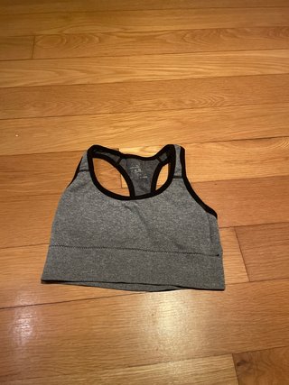 Top deportivo gris con ribete negro