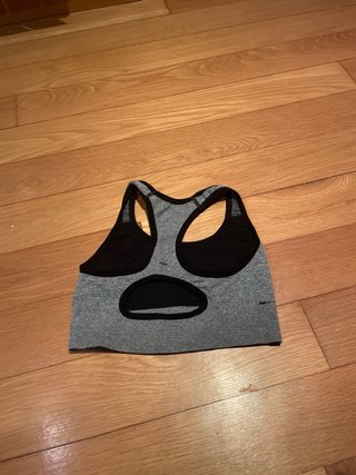 Top deportivo gris con ribete negro