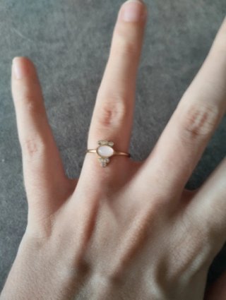 Anillo dorado con piedra rosa