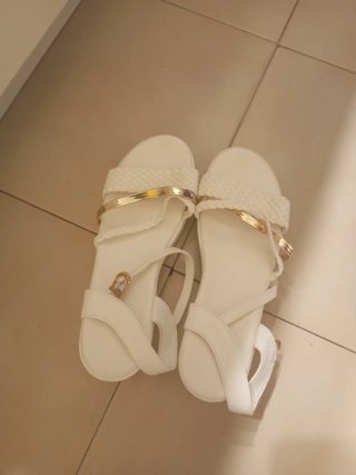 Sandalias blancas verano plataforma tiras doradas
