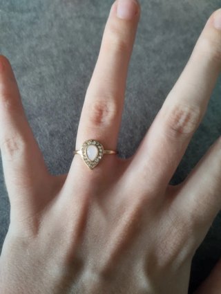 Anillo dorado con piedra rosa lágrima