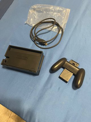 Nintendo Switch Dock y Agarre las 2 cosas 50€