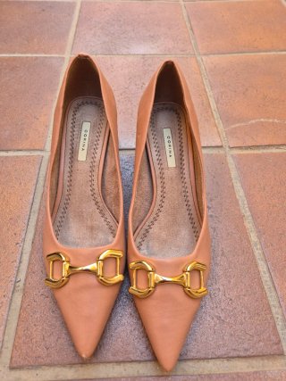 Zapatos de tacón Corina dorados y color  carné