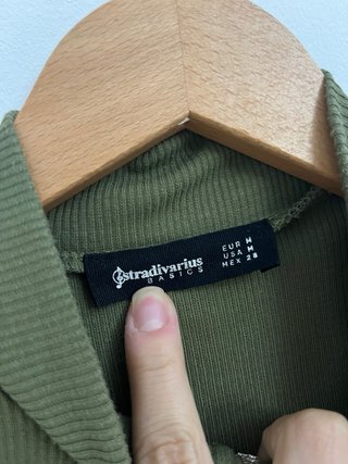Camiseta verde de manga larga con cremallera
