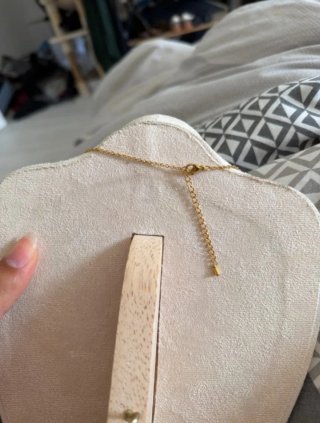 Elegante Collar dorado con mariposas