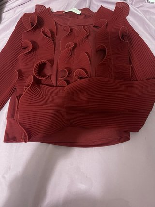 Blusa vino con volantes y mangas acampanadas
