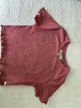 Camiseta rosa de manga corta con volantes