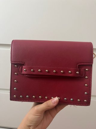 Bolso Pull&Bear rojo con tachuelas