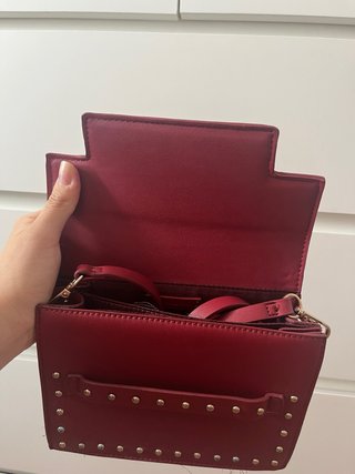 Bolso Pull&Bear rojo con tachuelas