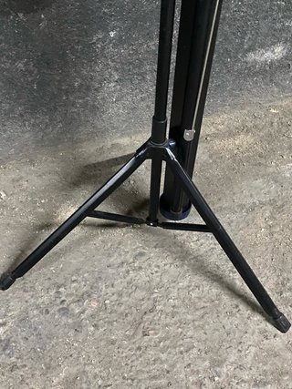 Pantalla de proyección con trípode 1,58x 1,30 cmts