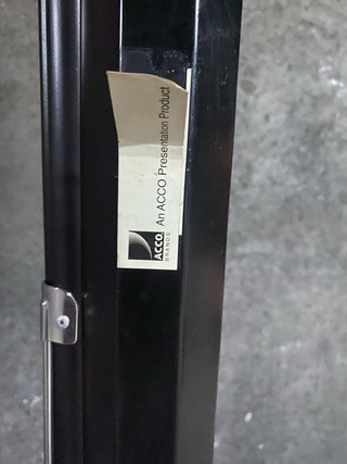 Pantalla de proyección con trípode 1,58x 1,30 cmts