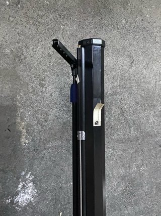 Pantalla de proyección con trípode 1,58x 1,30 cmts