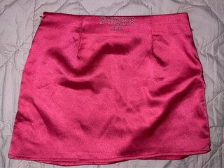 Falda corta fucsia con detalle de cerezas