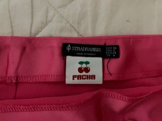 Falda corta fucsia con detalle de cerezas