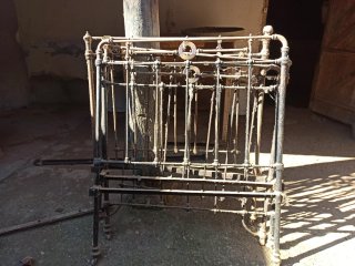 Cama antigua de hierro forjado