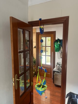 Columpio para bebé con juguetes