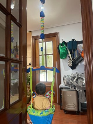 Columpio para bebé con juguetes