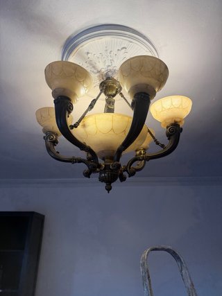 Lámpara de araña de bronce y cuarzo
