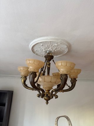 Lámpara de araña de bronce y cuarzo
