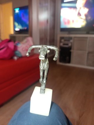 Figura de ciervo de bronce con base de mármol