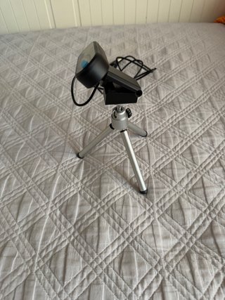 Webcam Negra con Trípode y Cable USB