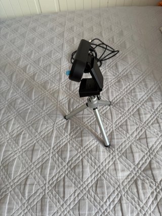 Webcam Negra con Trípode y Cable USB