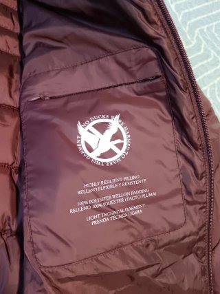 Chaqueta de plumas granate