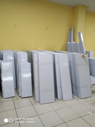 Estanterías metálicas blancas
