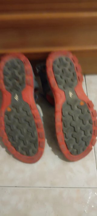 Chanclas grises y rojas Urge venta