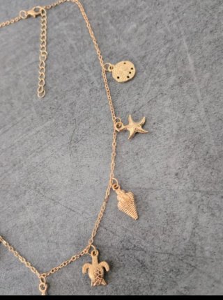 Elegante Collar dorado con dijes de mar