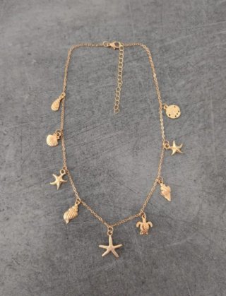 Elegante Collar dorado con dijes de mar