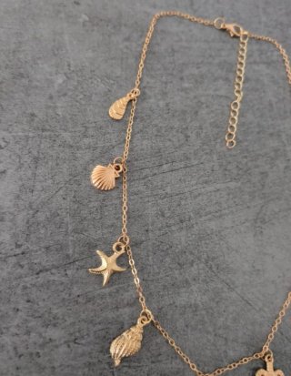 Elegante Collar dorado con dijes de mar