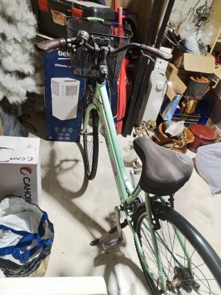 Bicicleta verde con cesta