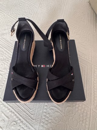 Sandalias cuña Tommy Hilfiger negras esparto
