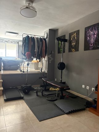 Banco de pesas y accesorios gimnasio