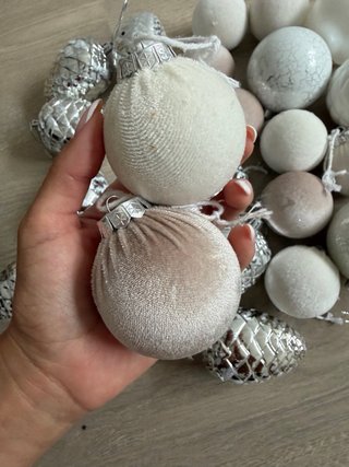 Adornos Navideños Bolas y Piñas Plateadas