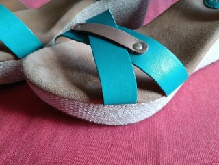 Sandalias cuña marrón y turquesa