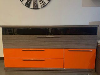 Mueble moderno marrón y naranja