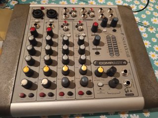 Mezclador Soundcraft Compact 4 + Manual