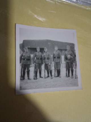 Foto soldados junto a búnker