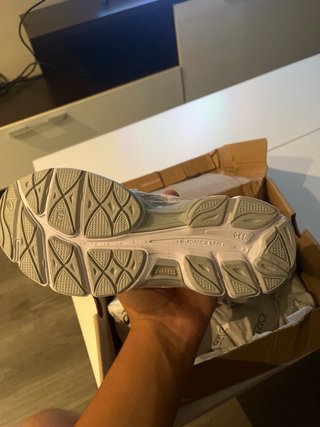 Zapatillas Asics grises y blancas
