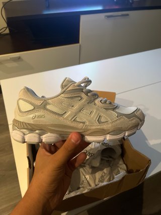 Zapatillas Asics grises y blancas